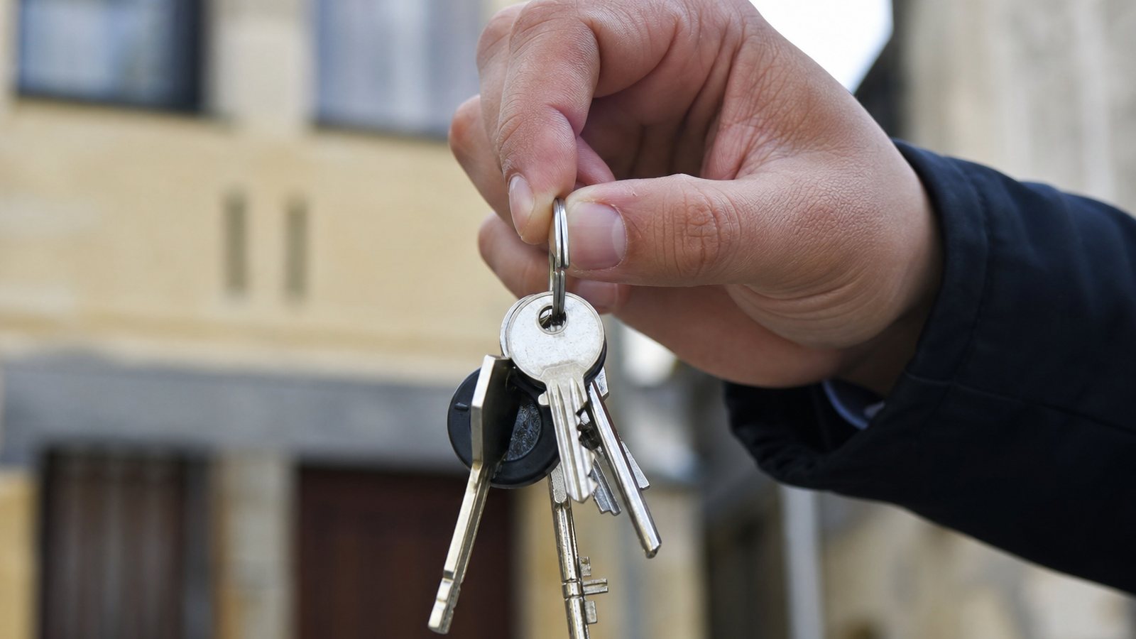 Trousseaux de clés et plans de plusieurs meublés gérés depuis un même bureau